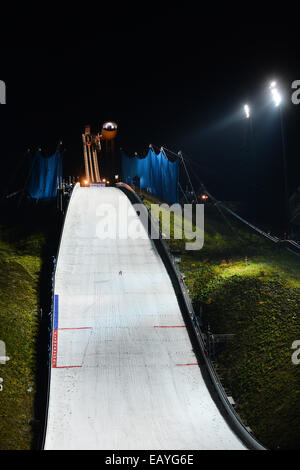 Klingenthal, Deutschland. 21. November 2014. Gesamtansicht über die Vogtland Arena-Schanze, die während der Qualifikation für den Weltcup Skispringen-Saisonauftakt in Klingenthal, Deutschland, 21. November 2014 von Schnee frei Wiesen umrahmt wird. Bildnachweis: Aktion Plus Sport/Alamy Live-Nachrichten Stockfoto
