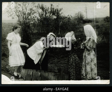 UdSSR - ca. 1950er Jahre: Ein antikes Foto zeigt Frau Trinkwasser aus einem Brunnen Stockfoto