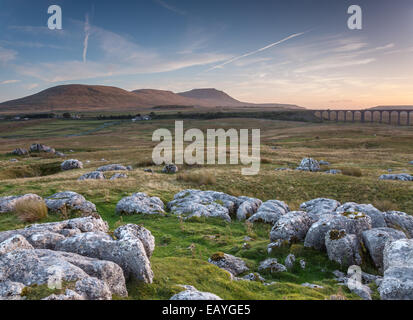 Die Sonne versinkt hinter Ribberhead-Viadukt in Yorkshire Stockfoto