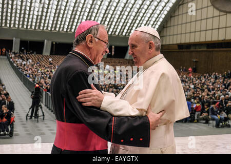 Vatikan, Vatikanstadt. 22. November 2014. Francis Papst trifft Autisten in der Nervi Halle im Vatikan, am 22. November 2014 Credit: wirklich Easy Star/Alamy Live News Stockfoto