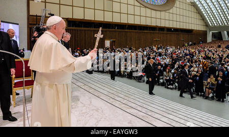 Vatikan, Vatikanstadt. 22. November 2014. Francis Papst trifft Autisten in der Nervi Halle im Vatikan, am 22. November 2014 Credit: wirklich Easy Star/Alamy Live News Stockfoto