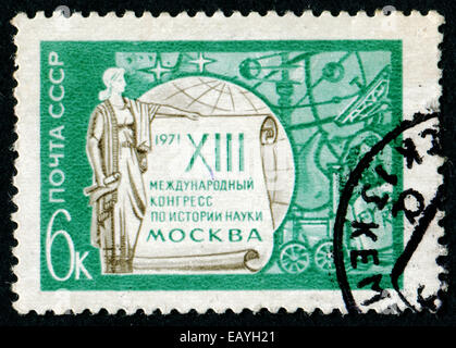 UdSSR - ca. 1971: Eine Briefmarke gedruckt in der UdSSR aus dem "Internationalen Moskauer Kongresse" Ausgabe zeigt Gedenk Scroll (13. Sc Stockfoto