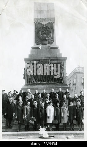 UdSSR - CIRCA 1974: Ein antikes Foto zeigt Gruppenbild von Touristen in der Nähe die ewige Flamme auf dem Hintergrund des Denkmals Stockfoto