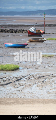 Segeln und Angeln Boote am Strand von Morecambe Bay vor Anker Stockfoto