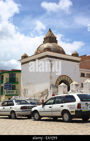 Taxis stehen in der Linie für den Segen vor der Basilika in 6 de Agosto Avenue in Copacabana, Bolivien dekoriert Stockfoto