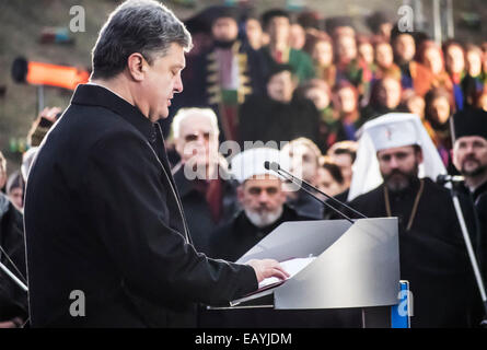 Präsident der Ukraine Etro Poroschenko--Präsident der Ukraine mit ihrer Frau, Kiew Bürger und Stadtverordneten aller Religionen-Konfessionen kommen zur Gedenkstätte für die Opfer des Holodomor und brennenden Kerzen zum Gedenken an alle Opfer zu Ehren. Heute, 22. November 2014 Petro Poroshenko Holodomor gegenüber unerklärten Krieg in der Ukraine im Jahr 2014. Bildnachweis: Igor Golovnov/Alamy Live-Nachrichten Stockfoto