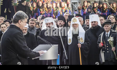 Kiew, Ukraine. 22. Nov.2014. Präsident der Ukraine Etro Poroschenko--Präsident der Ukraine mit ihrer Frau, Kiew Bürger und Stadtverordneten aller Religionen-Konfessionen kommen zur Gedenkstätte für die Opfer des Holodomor und brennenden Kerzen zum Gedenken an alle Opfer zu Ehren. Heute, 22. November 2014 Petro Poroshenko Holodomor gegenüber unerklärten Krieg in der Ukraine im Jahr 2014. Bildnachweis: Igor Golovniov/ZUMA Draht/Alamy Live-Nachrichten Stockfoto