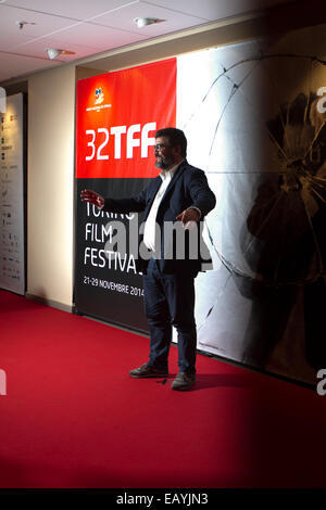 Turin, Italien. 21. November 2014. Italienischer Schauspieler Francesco Pannofino Jubel der Fotografen am Eröffnungsabend des 32. Torino Film Festival. Stockfoto