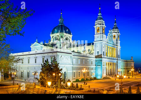 Madrid, Spanien in La Almudena-Kathedrale und dem Königspalast. Stockfoto