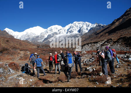 Eine Gruppe von Wanderern in den hohen Bergen des indischen Himalaya in der Nähe von Kangchenjunga Stockfoto