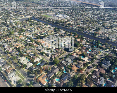 Ein Bild aus einem Flugzeug geschossen zeigt, was ein Viertel der Häuser aus einer erhöhten Perspektive aussieht. Stockfoto