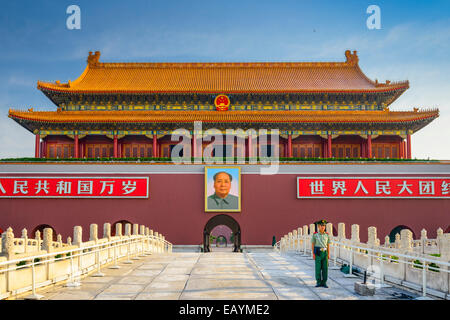 Ein Soldat bewacht die Tiananmen-Tor am Platz des himmlischen Friedens. Stockfoto