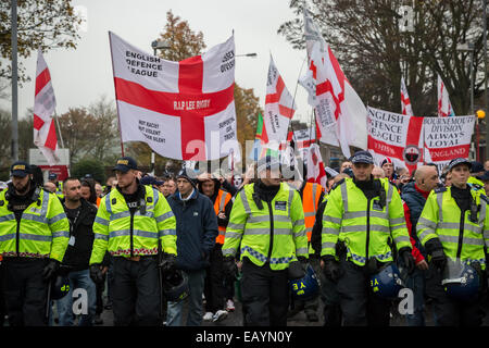 London, UK. 22. November 2014. Englisch Defence League Protest März in Luton Credit: Guy Corbishley/Alamy Live-Nachrichten Stockfoto