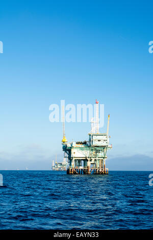 Eine Offshore-Ölplattform liegt im tiefen Ozeanwasser an einem klaren, hellen, sonnigen Tag. Stockfoto