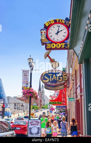 Larkin am Lower Broadway. Der Bezirk ist bekannt für die zahlreichen Country-Musik-Unterhaltung-Einrichtungen. Stockfoto