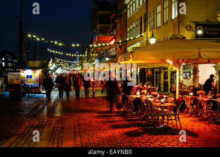 Weihnachtsmarkt am Nyhavn bei Nacht, Kopenhagen, Dänemark, Europa Stockfoto