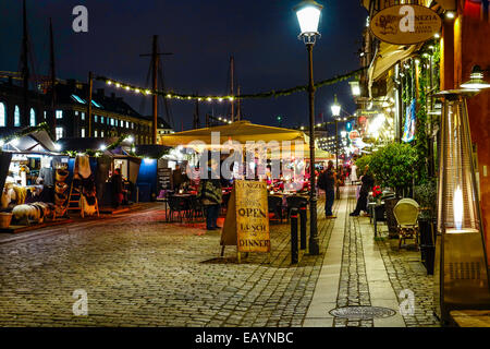 Weihnachtsmarkt am Nyhavn bei Nacht, Kopenhagen, Dänemark, Europa Stockfoto