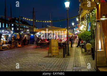 Weihnachtsmarkt am Nyhavn bei Nacht, Kopenhagen, Dänemark, Europa Stockfoto