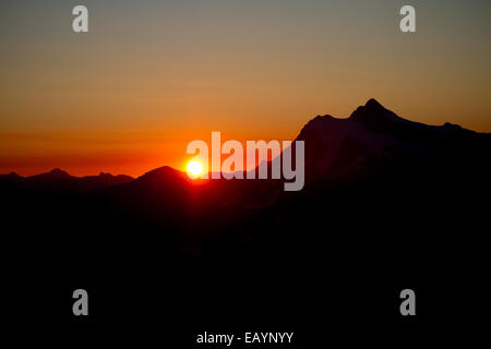 Aufgehen Sie Sonne über den North Cascades in Washington, Vereinigte Staaten von Amerika. Stockfoto