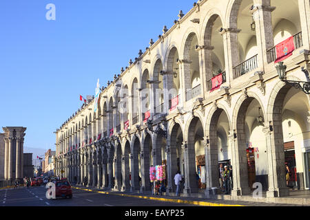 Paseo Portal de Flores auf der Ostseite der Plaza de Armas (Hauptplatz) auf Alvarez Thomas Straße in Arequipa, Peru Stockfoto