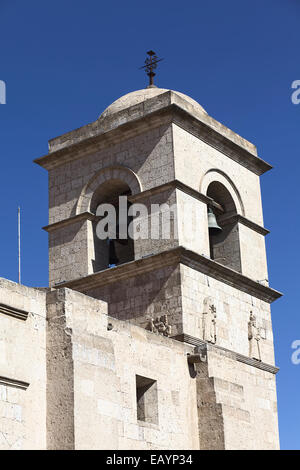 Glockenturm der Kirche und Kloster von San Francisco im Stadt Zentrum von Arequipa, Peru Stockfoto