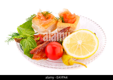 Geräuchertem Fisch mit frischem Gemüse auf Platte. Stockfoto