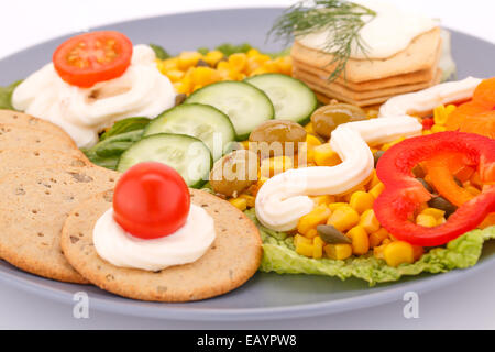 Snacks mit Gemüse, Cracker und Käse Sahne auf Platte. Stockfoto