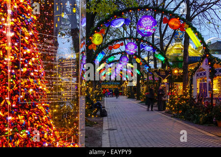 Weihnachtsmarkt in Tivoli Gardens, Stadtzentrum, Kopenhagen, Dänemark, Europa Stockfoto