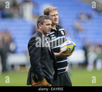 Reading, UK. 22. November 2014. Aviva Premiership. London Irish versus Bath Rugby. Mike Ford Bath Rugby Trainer (l) mit Neal Hatley leitet Trainer. Bildnachweis: Aktion Plus Sport/Alamy Live-Nachrichten Stockfoto