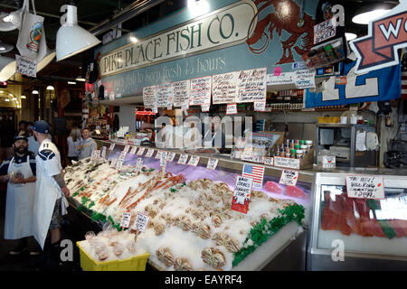 Krabben zu verkaufen in Pike Place Fish market Seattle Stockfoto