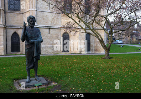 Stadt von Canterbury Kathedrale mit der Statue des Sohnes des Menschen in den Vordergrund Grafschaft Kent uk November 2014 Stockfoto