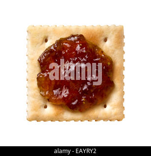 Feigen Marmelade auf einem Saltine Cracker isoliert auf einem weißen Hintergrund. Stockfoto