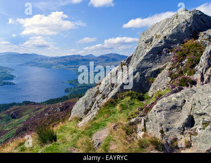 Blick auf Loch Katrine vom Gipfel des Ben a, Trossachs, Stirlingshire, Schottland Stockfoto