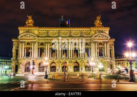 Der Palais Garnier (National Opera House) in Paris, Frankreich in der Nacht Stockfoto