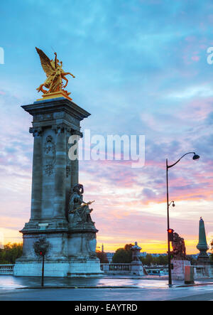 Alexander III-Brücke in Paris bei Sonnenaufgang Stockfoto