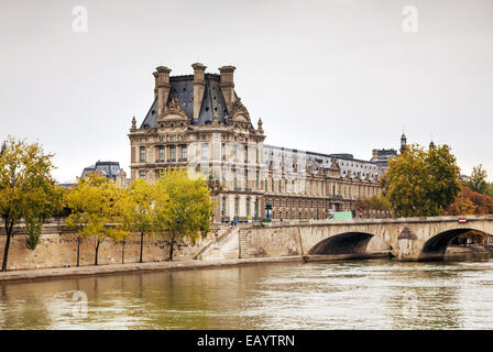 Louvre-Palast in Paris, Frankreich an einem bewölkten Tag Stockfoto