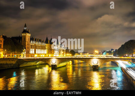 Die Conciergerie, die Gebäude in der Nacht in Paris, Frankreich Stockfoto