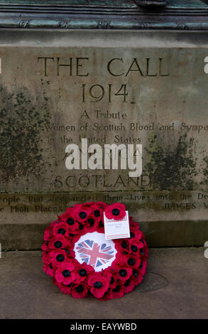 Ein einsamer Mohn Kranz im Namen der rechtsextremen schottischen BNP (British National Party) platziert auf einem Kriegerdenkmal in Edinburgh. Stockfoto