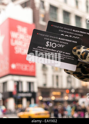 Macy's Star Belohnungen schwarzen Freitag Pass 2014, Herald Square, NYC, USA Stockfoto