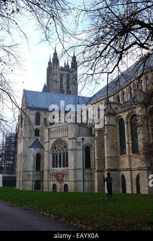 Stadt von Canterbury Kathedrale mit der Statue des Sohnes des Menschen in den Vordergrund Grafschaft Kent uk November 2014 Stockfoto