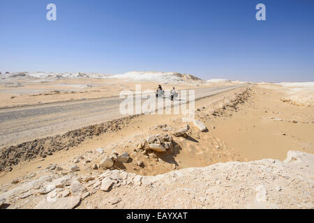 Radfahren in die Sahara Weiße Wüste, Ägypten Stockfoto