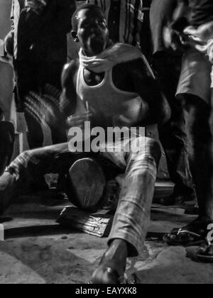 Musiker spielen Percussion ganze Nacht in einem Zustand der Trance während traditionelle Festlichkeiten im Príncipe (Sāo Tomé e Príncipe) Stockfoto