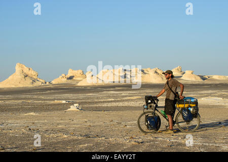 Radfahren in die Sahara Weiße Wüste, Ägypten Stockfoto