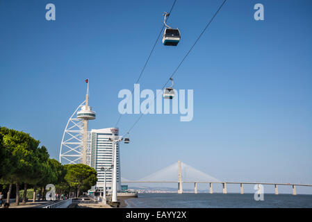 Vasco da Gama Bridge, Tower und Seilbahnen, Park der Nationen, Parque Das Nacoes, Lissabon, Portugal Stockfoto