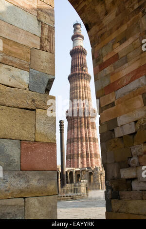 Qutub Minar und eisernen Säule angezeigt Obwohl Steinmauer Ecke und Arch, Delhi, Indien, Asien Stockfoto