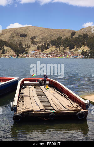 Leere Holzfähre am Titicaca-See an der Meerenge von Tiquina in San Pablo de Tiquina in Bolivien Stockfoto