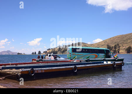 Bus und Auto auf motorisierte Holzfähre am Titicaca-See an der Meerenge von Tiquina in Bolivien Stockfoto