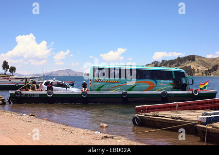 Motorisierte Holzfähre geladen mit Bus und Auto in San Pablo de Tiquina am Ufer des Titicaca in Bolivien Stockfoto