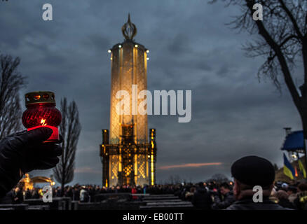 Kiew, Ukraine. 22. November 2014. Ein Mann mit einer Lampe in der Hand als Symbol des Gedenkens der Holodomor – Präsident der Ukraine mit ihrer Frau, kommen Kiew Bürger und Stadtverordneten aller Religionen-Konfessionen zur Gedenkstätte für die Opfer des Holodomor und brennenden Kerzen zum Gedenken an alle Opfer zu Ehren. Heute, 22. November 2014 Petro Poroshenko Holodomor gegenüber unerklärten Krieg in der Ukraine im Jahr 2014. Bildnachweis: Igor Golovnov/Alamy Live-Nachrichten Stockfoto