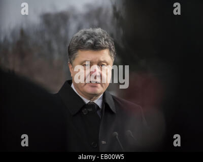 22. November 2014 - Präsidenten der Ukraine Etro Poroschenko--Präsident der Ukraine mit ihrer Frau, kommen Kiew Bürger und Stadtverordneten aller Religionen-Konfessionen zur Gedenkstätte für die Opfer des Holodomor und brennenden Kerzen zum Gedenken an alle Opfer zu Ehren. Heute, 22. November 2014 Petro Poroshenko Holodomor gegenüber unerklärten Krieg in der Ukraine im Jahr 2014. © Igor Golovniov/ZUMA Draht/Alamy Live-Nachrichten Stockfoto